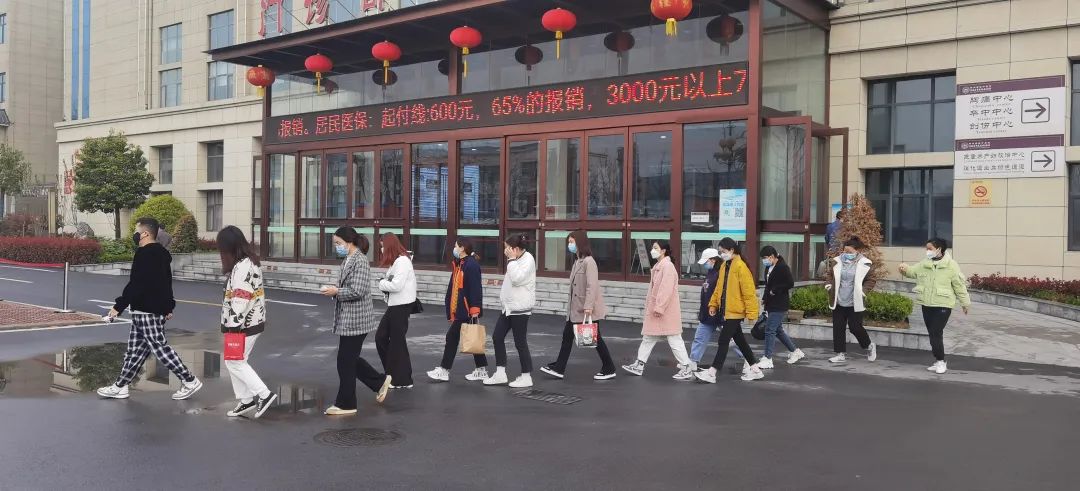 鄭州西區(qū)中醫(yī)院百余人醫(yī)護(hù)團(tuán)隊(duì)再出征，增援我市全民核酸檢測！