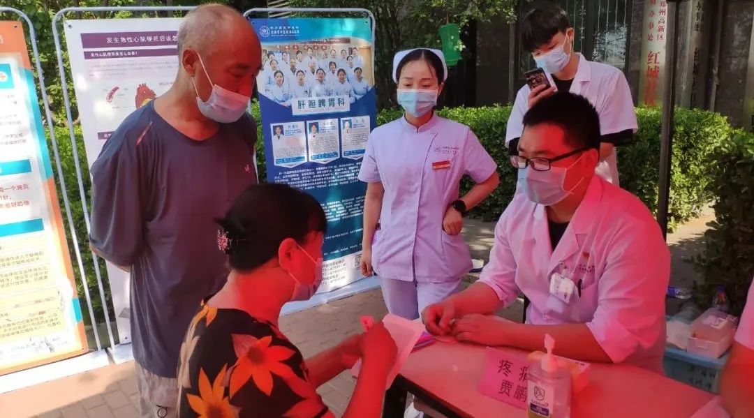 高溫酷暑難耐，鄭州西區(qū)中醫(yī)院黨員下社區(qū)義診不停歇！