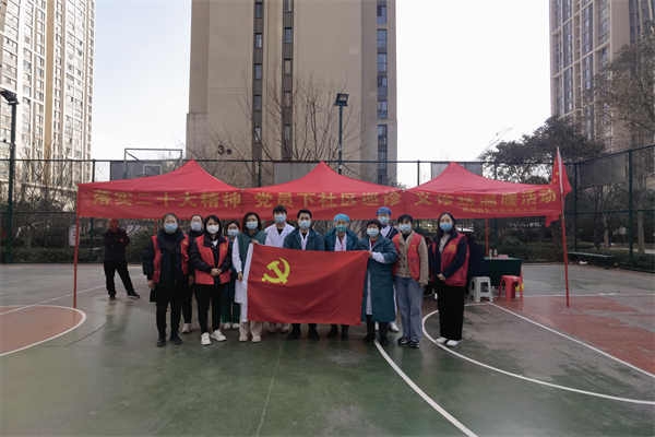 “落實(shí)二十大精神 黨員下社區(qū)巡診”義診送溫暖主題黨日活動(dòng)。