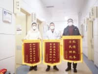 雪再大，也阻擋不了感謝的腳步！一次送來三面錦旗表謝意……