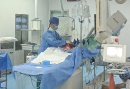 65歲大爺帶孫子玩耍，身體不會動了！提醒：這些情況要注意！