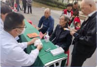 金秋重陽，守護(hù)健康，鄭州西區(qū)中醫(yī)院專家團(tuán)隊(duì)進(jìn)社區(qū)開展愛心義診活動(dòng)