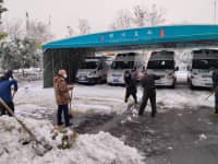 風(fēng)雪中守護(hù)，鄭西職工掃雪除冰，保障就醫(yī)安全