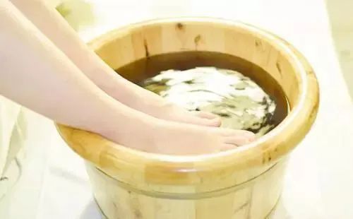 這樣泡腳，看似養(yǎng)生實(shí)則傷身！中醫(yī)5個(gè)泡腳方法收藏好！