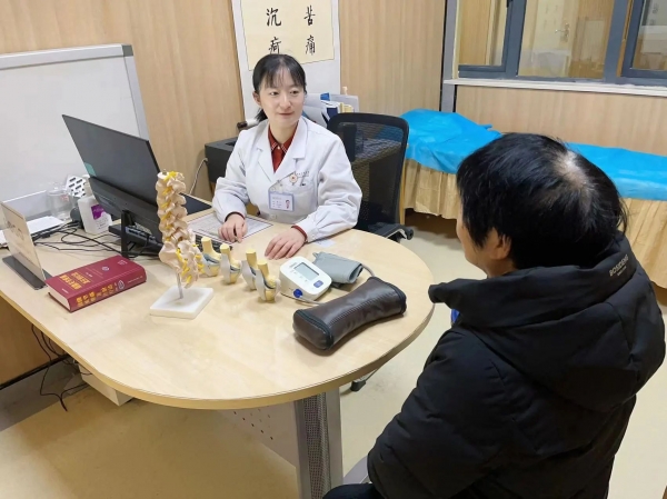 60歲大媽腰痛、背痛就醫(yī)，經(jīng)檢查竟是咳嗽引起，醫(yī)生：得引起重視！