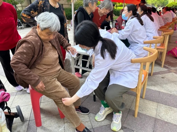 貼心！專家義診送健康，家門口享受醫(yī)療服務(wù)