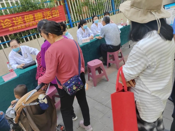 鄭西專家進(jìn)社區(qū)義診，傳遞健康與關(guān)愛