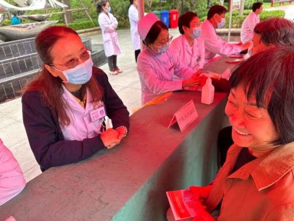 五四愛心匯聚，鄭西專家進(jìn)社區(qū)共繪健康藍(lán)圖