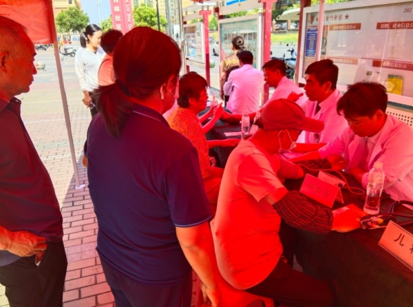 義診助力快樂成長，六一共度健康時光：鄭州西區(qū)中醫(yī)院開展“六一”兒童節(jié)進社區(qū)義診活動